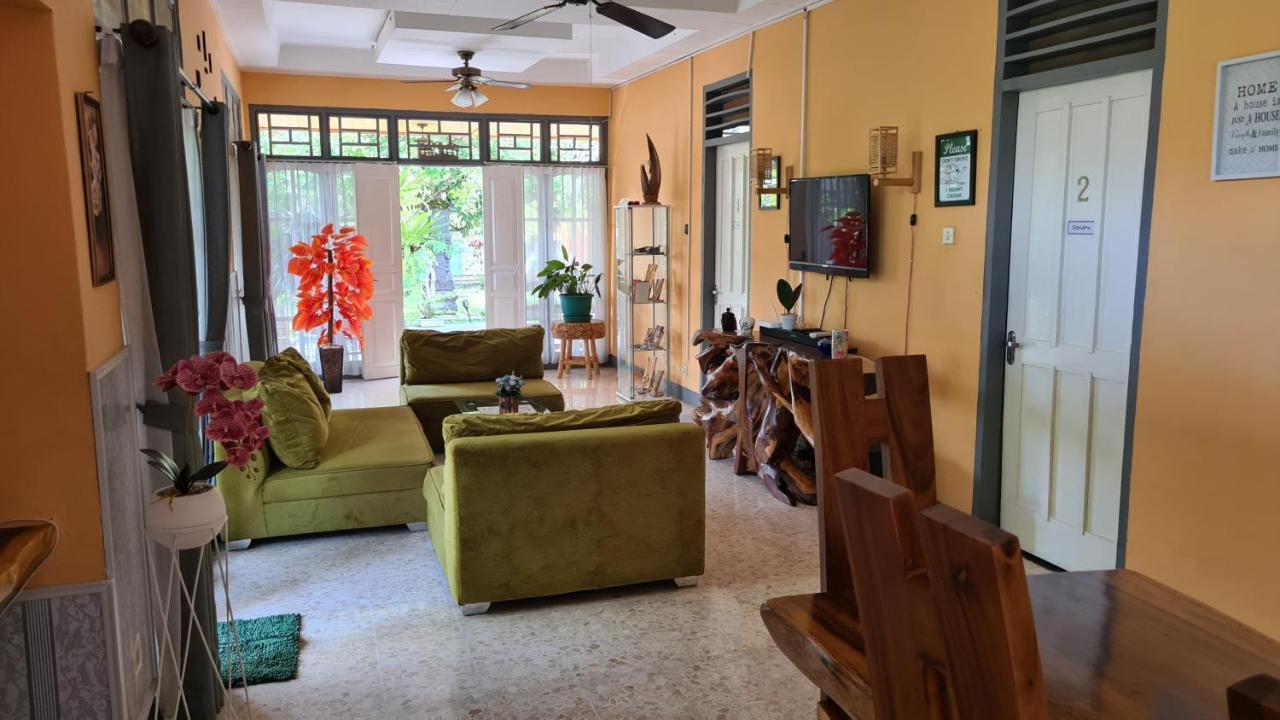 Dewi Sri Guesthouse 마타람 외부 사진