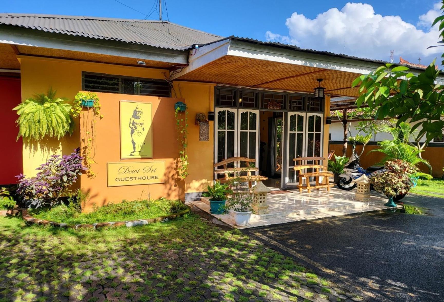 Dewi Sri Guesthouse 마타람 외부 사진